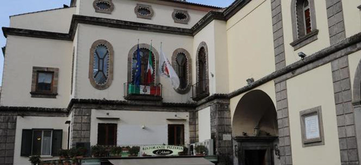 Sorrento - Servizio scuolabus, misura cautelare per il dirigente Giammarino