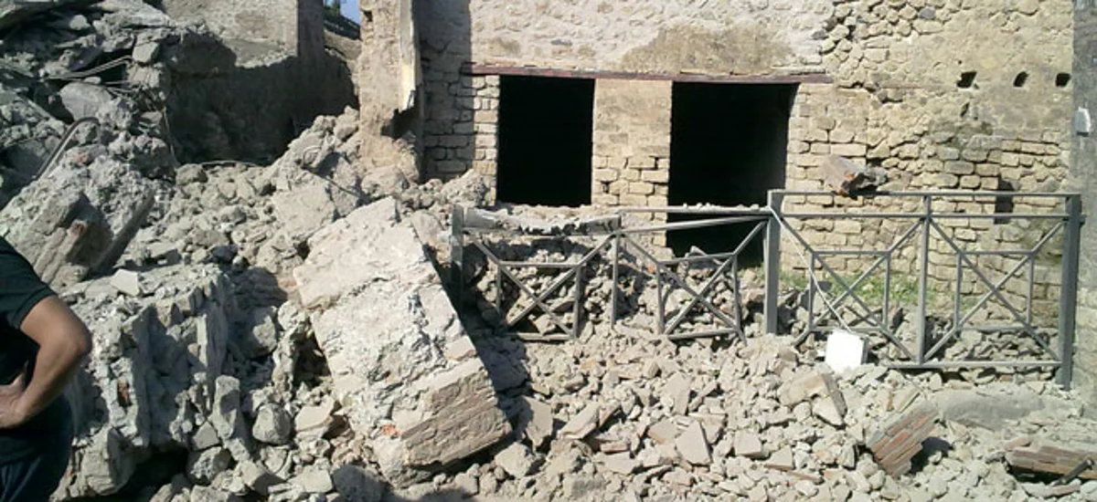 Pompei - Scavi, avviato il recupero della Schola Armaturarum