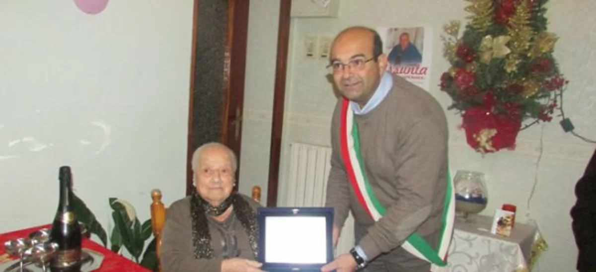 Torre del Greco - I cento anni della signora Assunta Di Grazia, targa del Comune