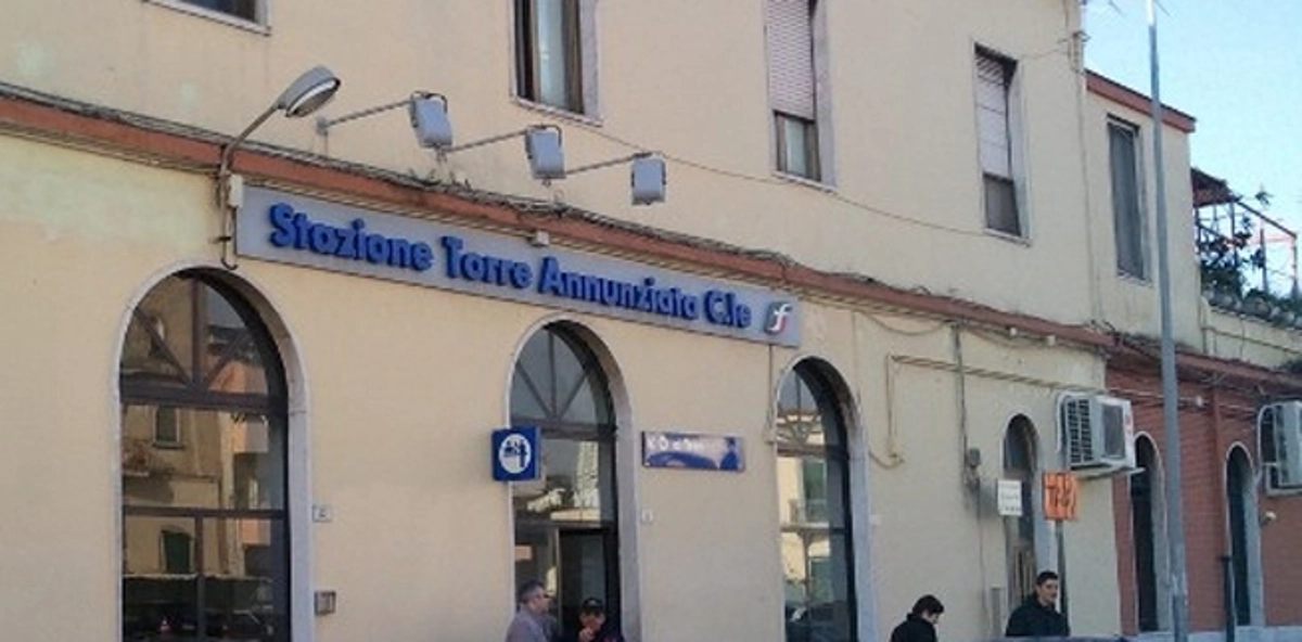 Torre Annunziata - Distrutti vetri di un treno alla Stazione Fs Centrale