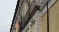 Torre del Greco - Giornata della Memoria, bandiere a mezz'asta a palazzo Baronale e La Salle