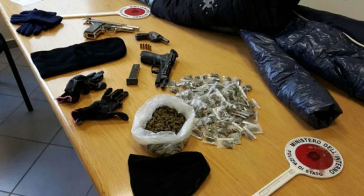 Afragola (NA) - Rione Salicelle, scoperta base per spacciatori e rapinatori