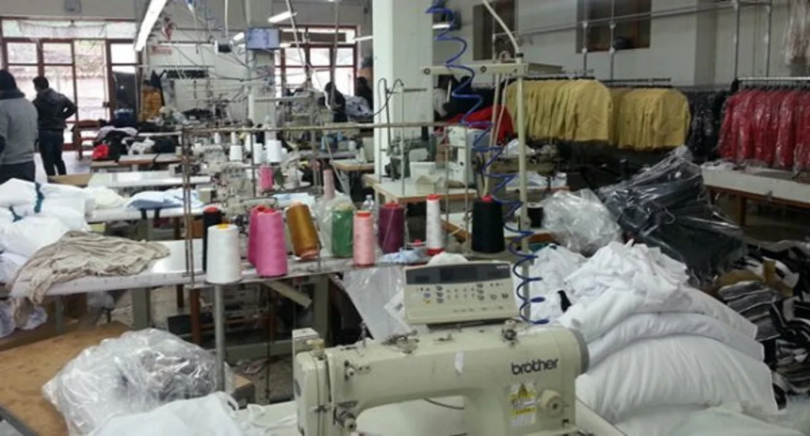 San Giuseppe Vesuviano - Controlli della Polizia in due opifici tessili, sanzioni e denunce