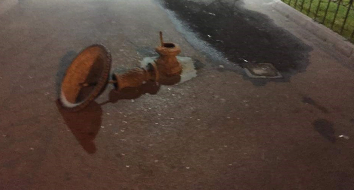 Torre Annunziata - Raid vandalico nella Villa comunale, distrutta fontanina