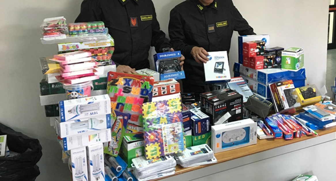 Scafati - Maxi sequestro della GdF di prodotti contraffatti in due attività commerciali gestite da cinesi