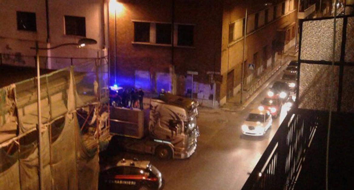 Tir forza un posto di blocco, imbocca l'autostrada e si ferma all'uscita di Torre Annunziata sud