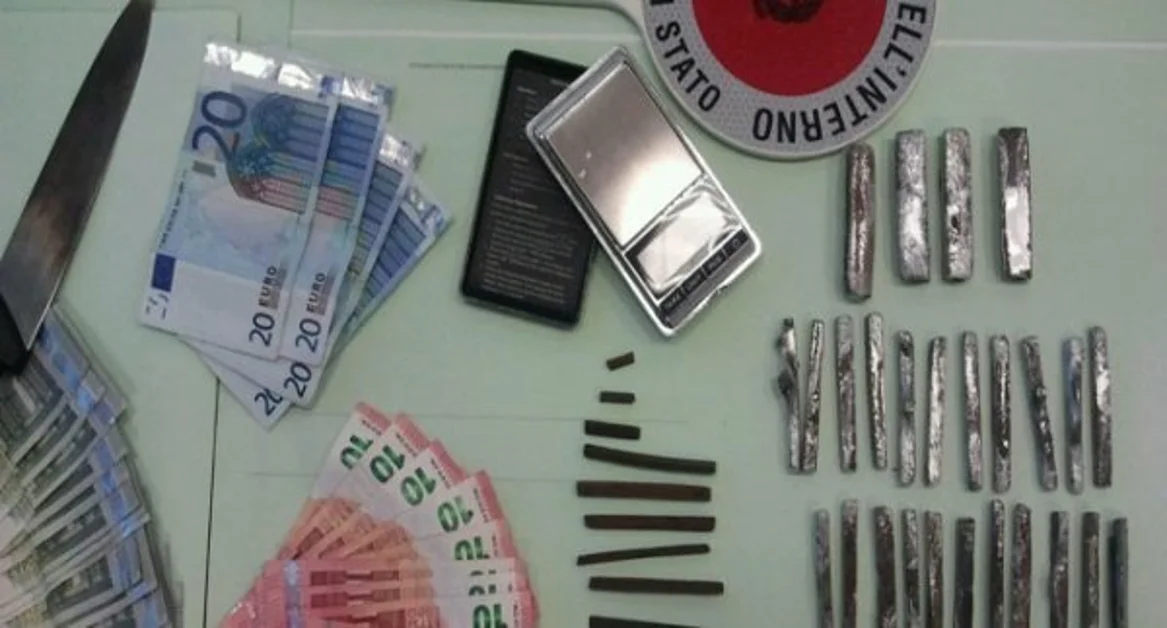 Portici - Pusher 40enne arrestato dalla Polizia, in casa con 100 grammi di hashish e 240 euro