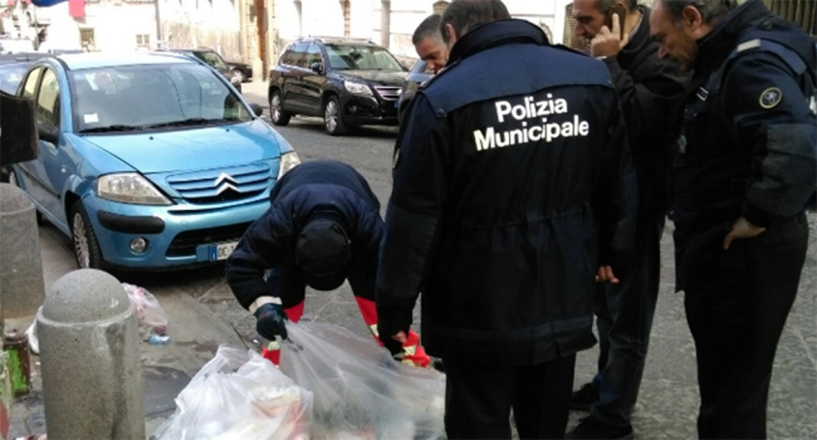 Portici - Conferimento selvaggio dei rifiuti, contravvenzioni per i cittadini