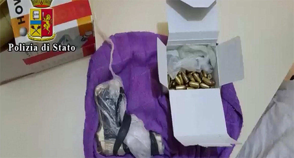 Torre Annunziata - Pistola e cartucce in un cassonetto delle tapparelle, arrestato 25enne