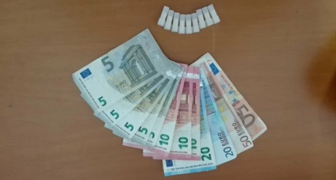 Napoli - Dosi di eroina nascoste nella busta delle patatine, arrestato pusher