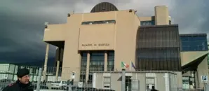 Castellammare di Stabia - Protesta dei lavoratori delle Terme di Stabia fuori al Tribunale oplontino