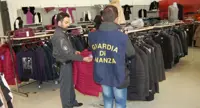 Caserta - Contraffazione, sequestrati opificio e 120 mila capi d'abbigliamento