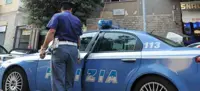 Napoli - Ruba auto insieme a due complici e resiste all'arresto, in manette 21enne