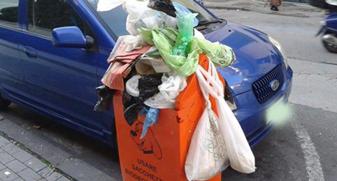 Torre Annunziata - Dog station stracolme ed inutilizzabili, scempio quotidiano