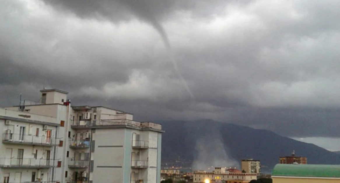 Torre Annunziata - Tromba d'aria si abbatte su Rovigliano, danneggiati tralicci elettrici delle Ferrovie