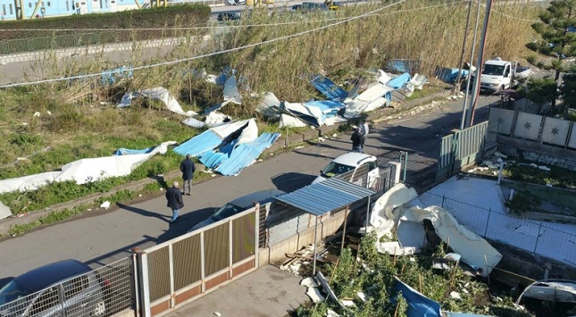 Torre Annunziata - Tromba d'aria a Rovigliano, le foto chock del disastro