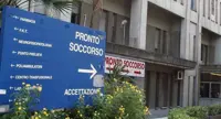 Napoli - Non vuole aspettare il suo turno, si scaglia contro i medici in pronto soccorso