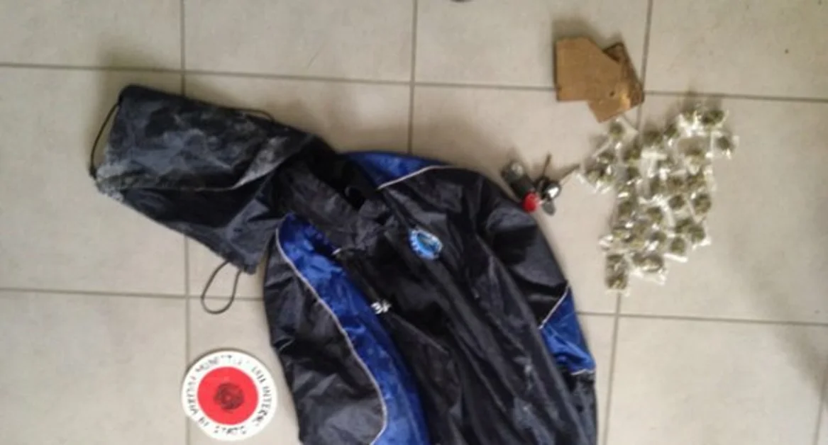 Afragola (Na) -  Trovati munizioni, droga e proiettili all'interno di una fioriera