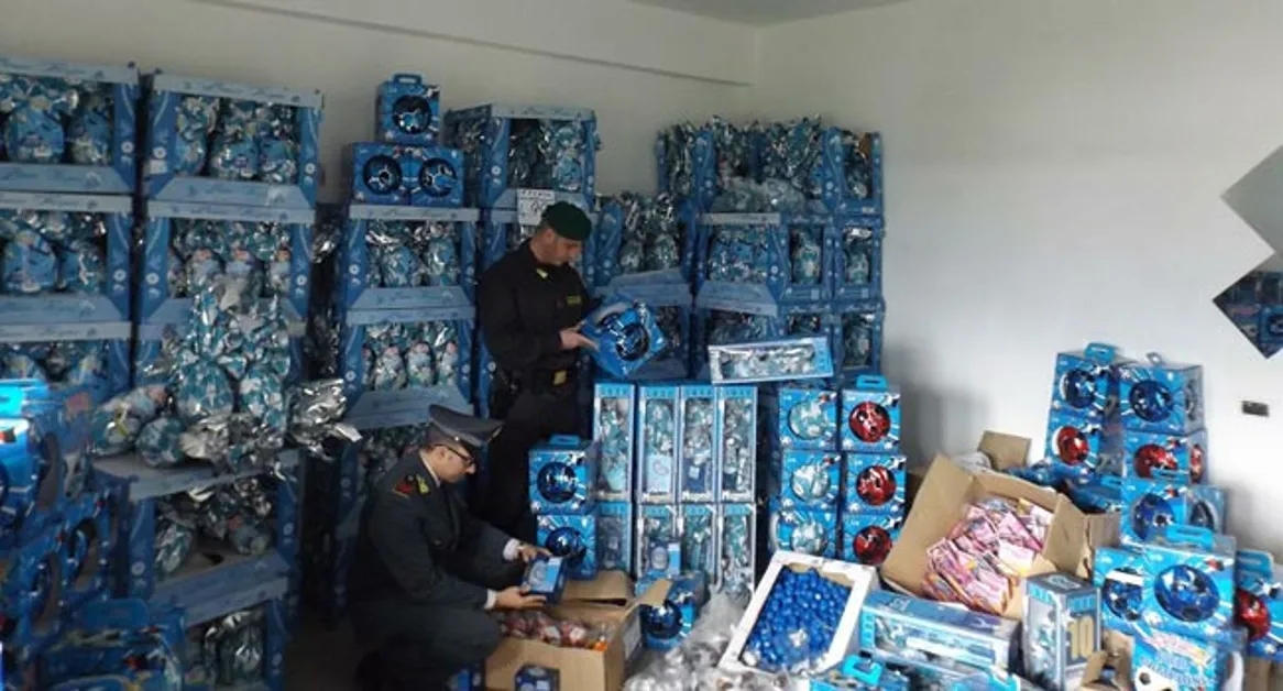 Ercolano - Uova di cioccolata con gadget contraffatti di squadre di calcio, blitz GdF in un'azienda