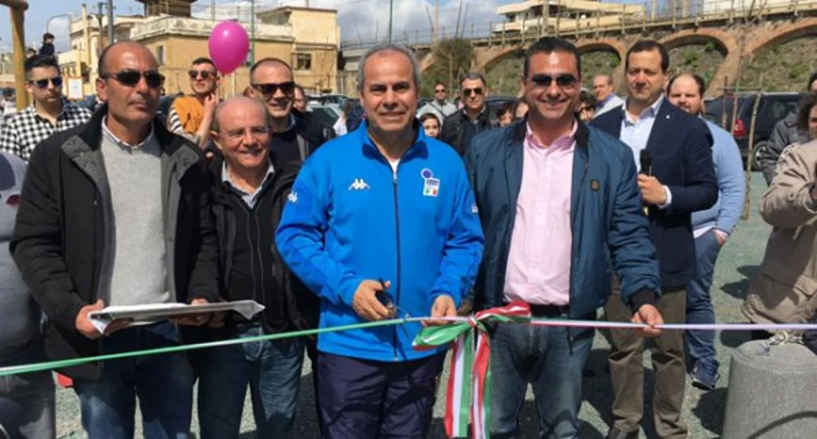 Torre del Greco - Il sindaco Borriello inaugura l'opera "Porta-Scala"