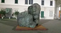 Pompei - Una scultura dell'artista Mitoraj esposta in piazza Bartolo Longo