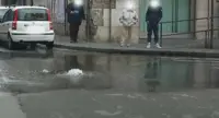 Torre Annunziata - Salta tombino, strada allagata nei pressi del Comune