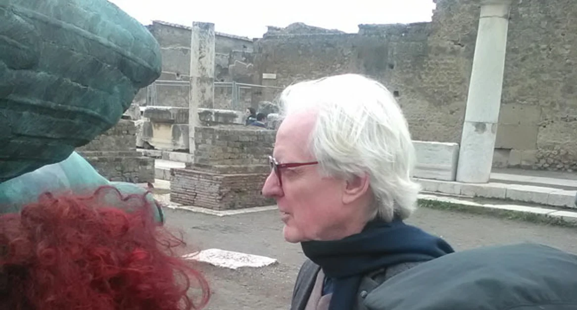 Pompei - Adrian Maben in visita agli Scavi ammira le sculture di Mitoraj