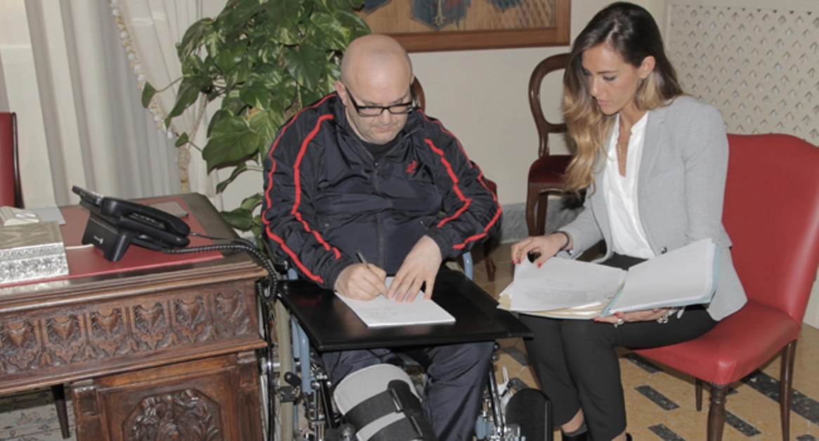 Pompei - Primo giorno a Palazzo de Fusco per il sindaco Uliano dopo l'infortunio