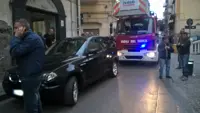 Torre Annunziata - Auto in divieto di sosta, i vigili del fuoco non possono transitare