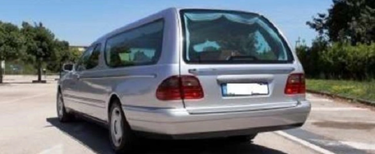 Torre Annunziata  - Carro funebre investe pedone, gravi le sue condizioni