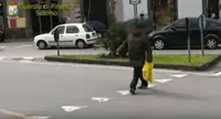 Falso cieco faceva la spesa, contava soldi e prendeva autobus: denunciato dalla GdF