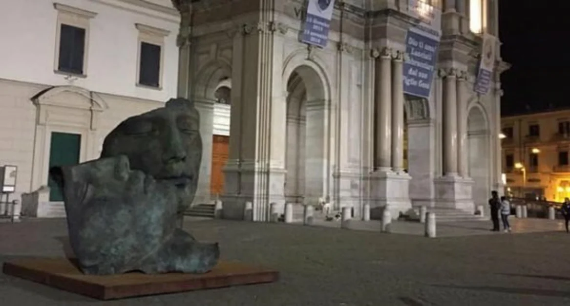 Pompei - Scultura di Mitoraj in piazza Bartolo Longo, Uliano: «Resterà lì»