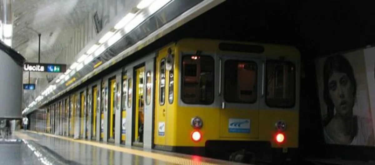 Napoli - Chiede biglietti e viene aggredito alla Stazione Munciipio della Metro, ferito controllore