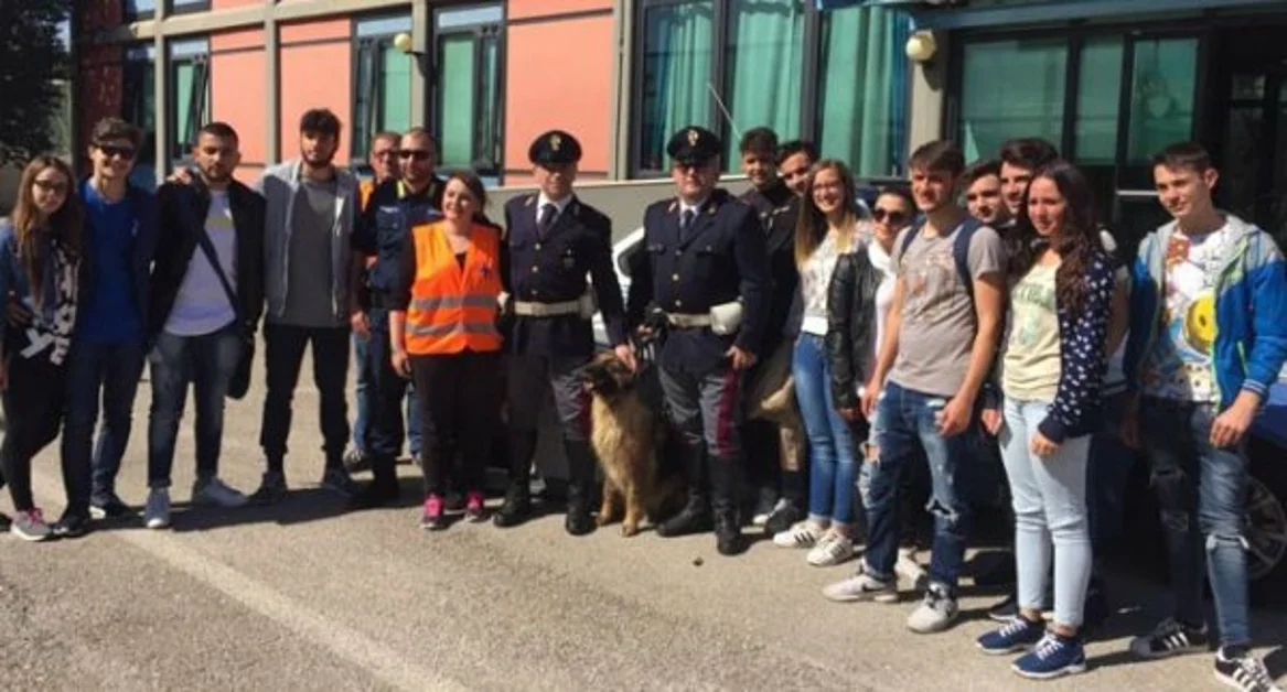 Frattamaggiore (NA) - Studenti del "Filangieri" incontrano poliziotti dei Reparti Speciali