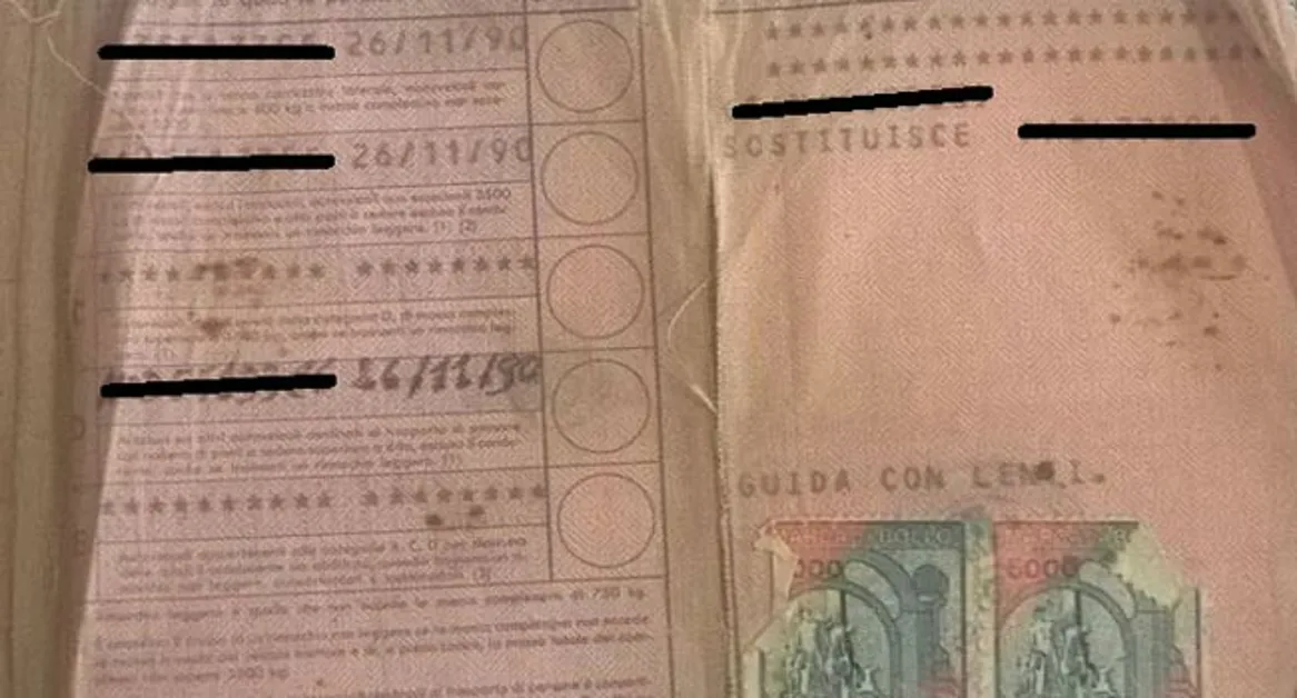 Guidava autobus per gite scolastiche con patente "manomessa", denunciato 43enne