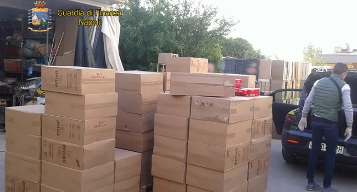Oltre una tonnellata di sigarette di contrabbando scoperta in un deposito