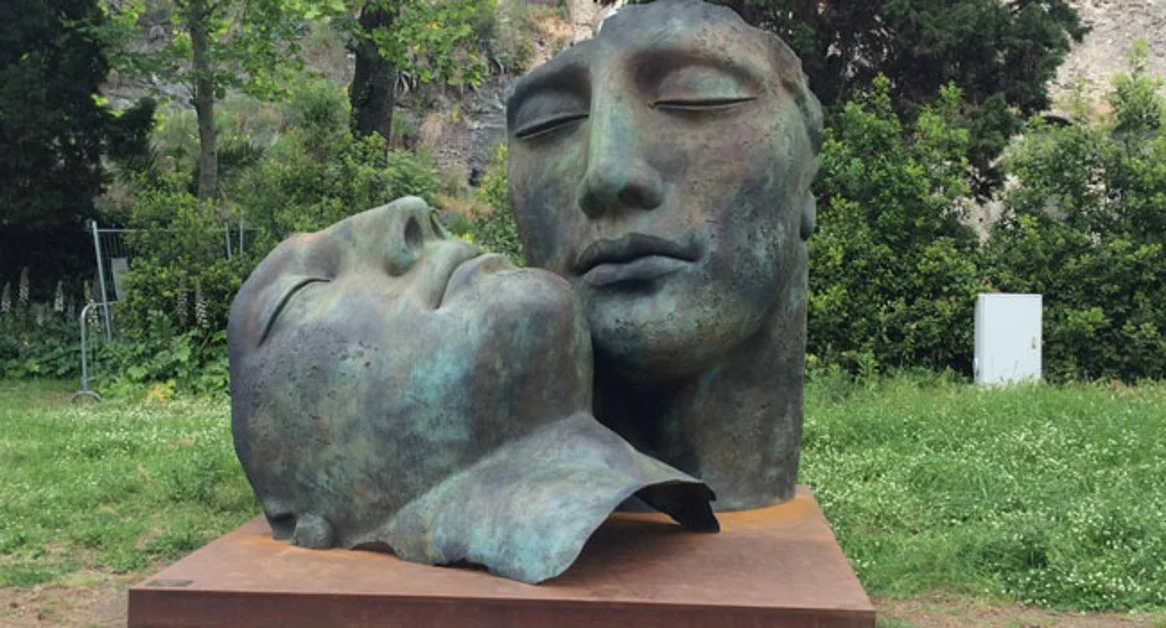 Pompei - La scultura di Mitoraj rimossa da piazza Bartolo Longo