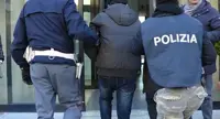 Maddaloni (CE) - Polizia sequestra 50 kg di hashish nascosti sotto cassette per frutta e verdura, due arresti