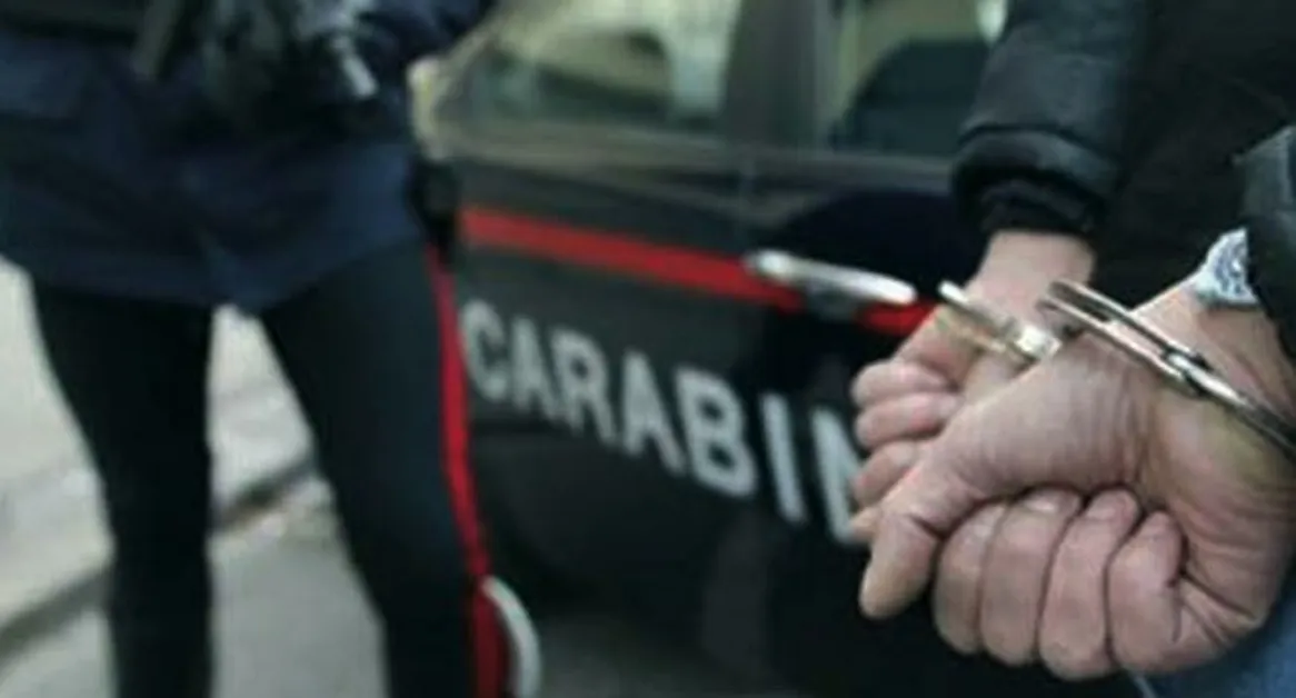 Torre Annunziata - Lancia il borsone con la droga sul terrazzo della vicina, arrestato 36enne