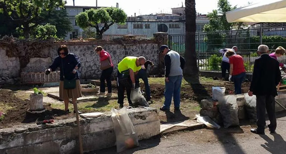 San Giuseppe Vesuviano - Cittadini impegnati nella pulizia dell'ex linea Fs Torre Annunziata-Cancello