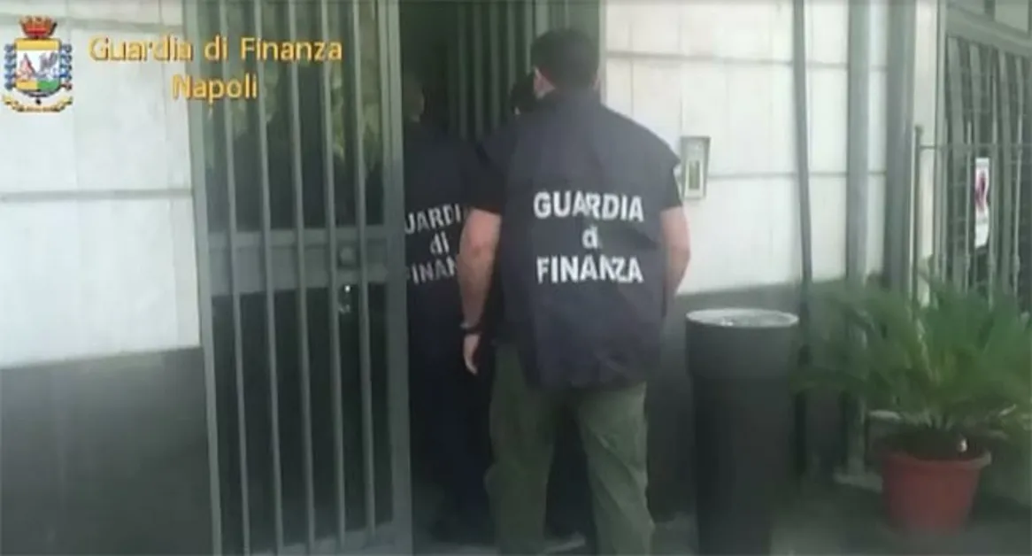 Si fingeva finanziere per truffare le sue vittime, denunciato