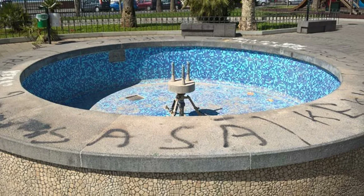 Torre Annunziata - Fuori uso la fontana della Villa Comunale. Filtri otturati con calzini, bottiglie e buste