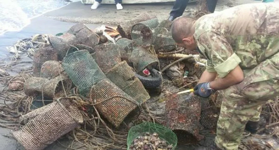 Sorrento - Oltre tre tonnellate di rifiuti raccolti dai fondali di Marina Grande