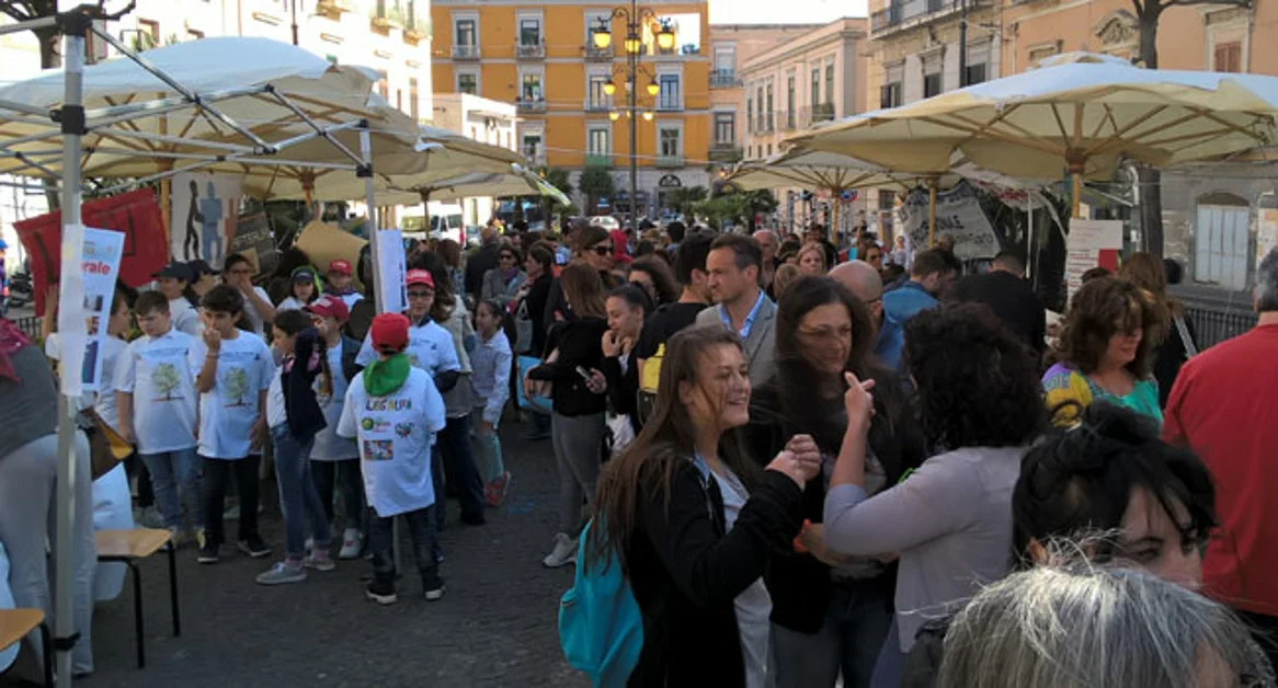 Torre Annunziata - Gli studenti in piazza per ricordare il giudice Falcone: il profumo della Legalità