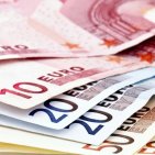 Salerno - Anziano lancia 3.200 euro dal balcone, caos in strada