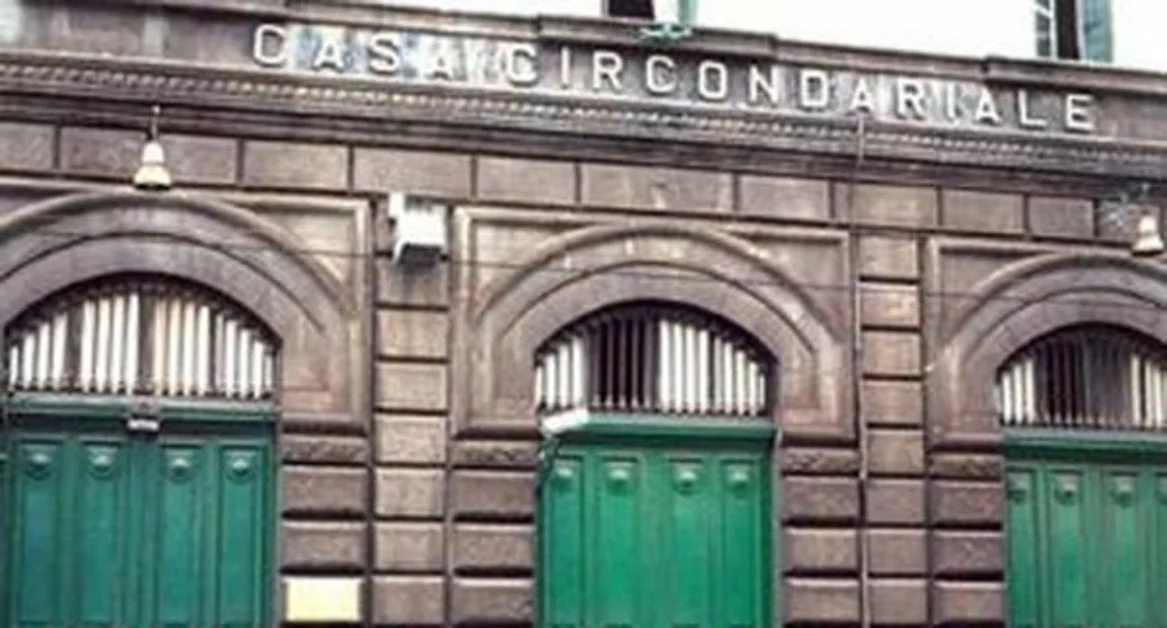 Napoli - Fortuna Loffredo, presunto omicida ingerisce lametta da barba in carcere