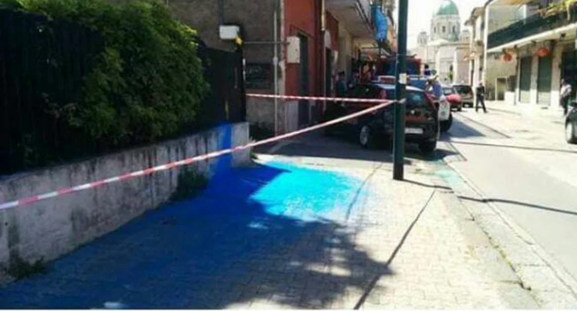 Pompei - Via Nolana imbratta con vernice blu, "sorpresa" per i residenti