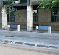 Installate sedici panchine lungo corso Umberto I