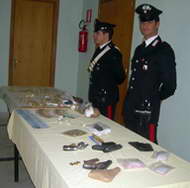 Blitz dei carabinieri nel campo nomadi. Trovate armi e droga