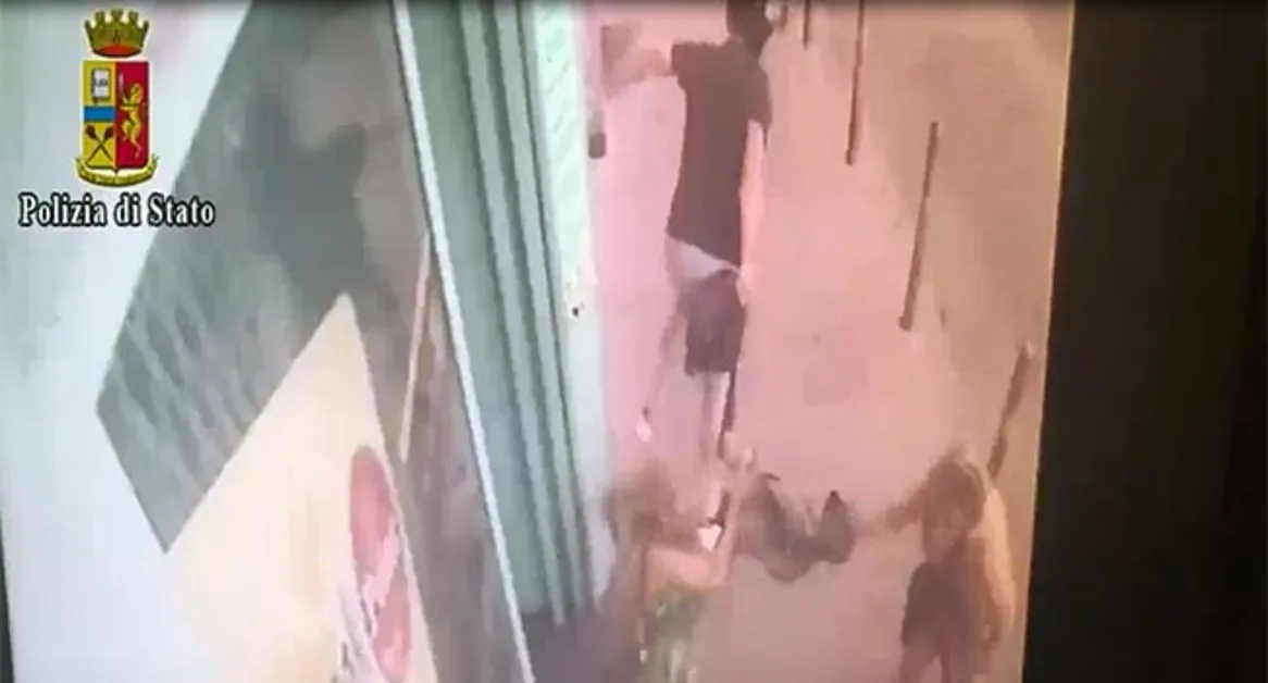 Rapina a turista in centro, inchiodato da un tatuaggio: arrestato 25enne